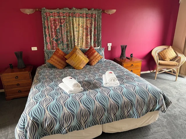 Lodge, Double Bed, Weeroona 1/6