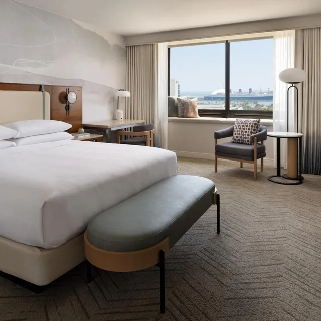 Room, King Bed, Harbour View, Balcony, Corner, Marriott Long Beach Downtown 3/5