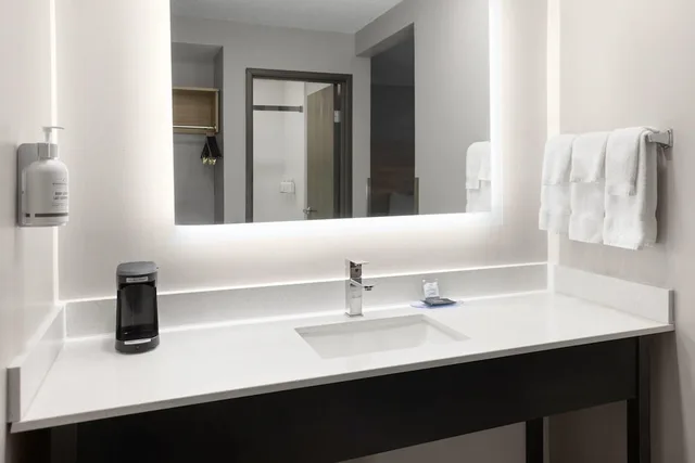جناح ديلوكس بسرير كينج، La Quinta Inn And Suites By Wyndham Mansfield Oh 8/9