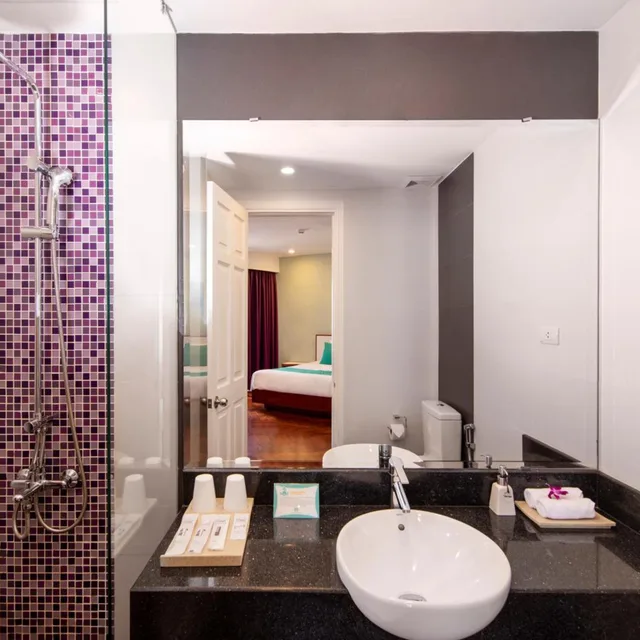 Superior, Double Bed, Emm Hotel Hue 3/4
