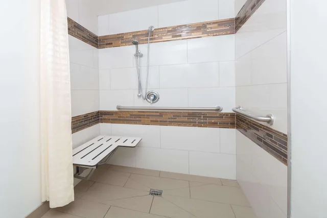 غرفة بسرير كينج لذوي الإعاقة، Travelodge Inn & Suites by Wyndham Bell Los Angeles Area 2/2