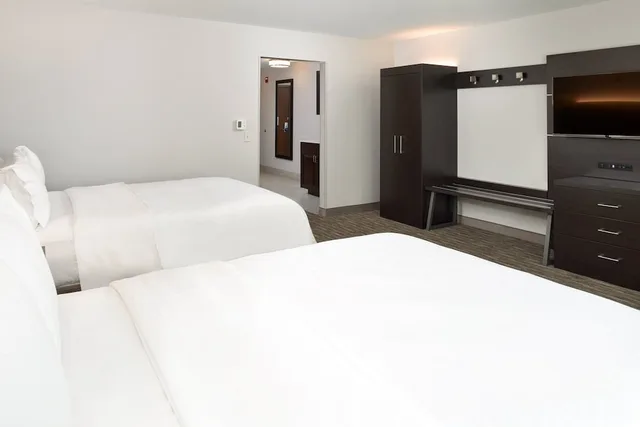 جناح بسريرين كوين، Holiday Inn Express Hotel And Suites Pueblo North 5/8