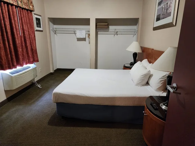جناح بسرير كينج مع أريكة بحوض جاكوزي، Days Inn by Wyndham Luray Shenandoah 1/6