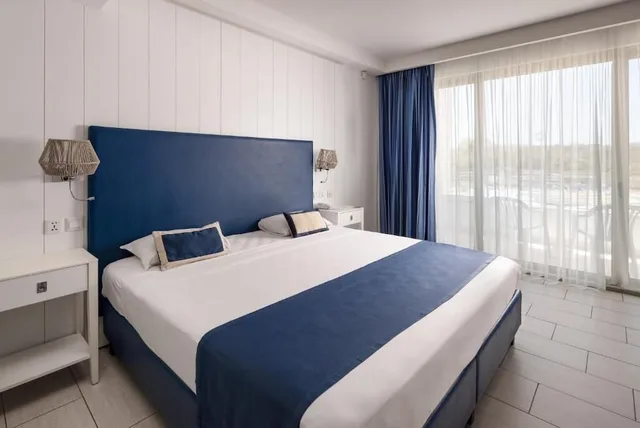 غرفة بسرير مزدوج أو سريرين منفصلين بإطلالة على البحر، db Seabank Resort and Spa 1/9