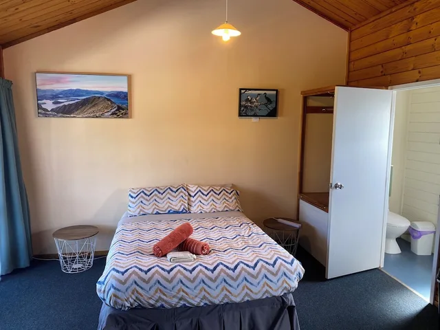 غرفة عائلية بسريرين منفصلين وسرير كوين وسرير بطابقين، Bay of Islands Lodge 4/9