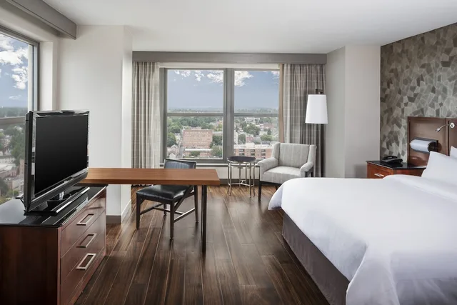 Room, King Bed, City View, Corner, Lancaster Marriott at Penn Square 2/7