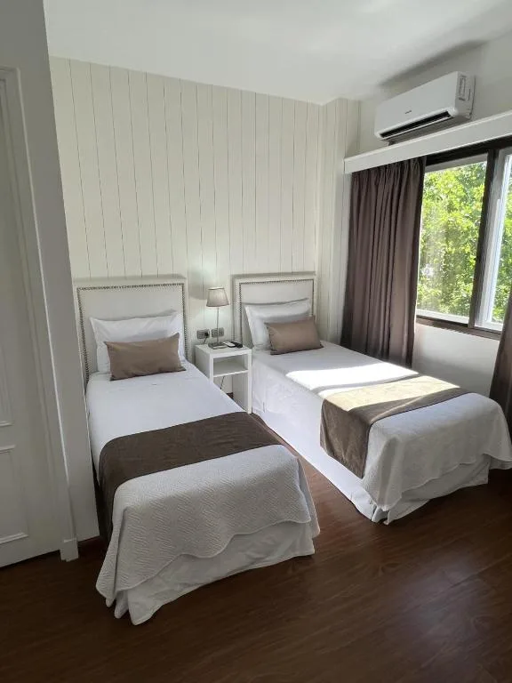 غرفة رباعية، Alvear Hotel 1/6