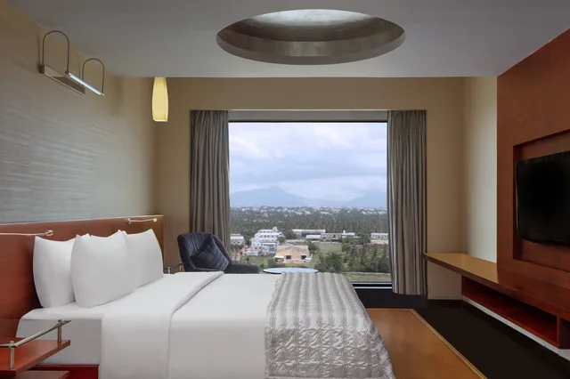 جناح رئاسي بسريرين كينج بغرفتي نوم، LE MERIDIEN COIMBATORE 2/3