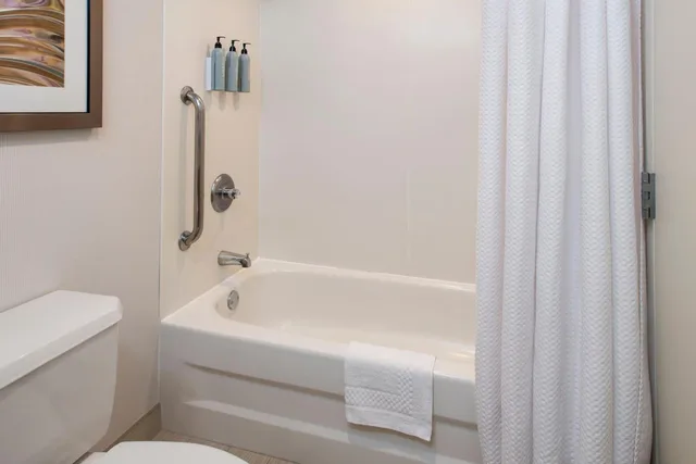 جناح بسرير كينج بغرفة نوم واحدة، Courtyard Marriott Binghamton 5/7