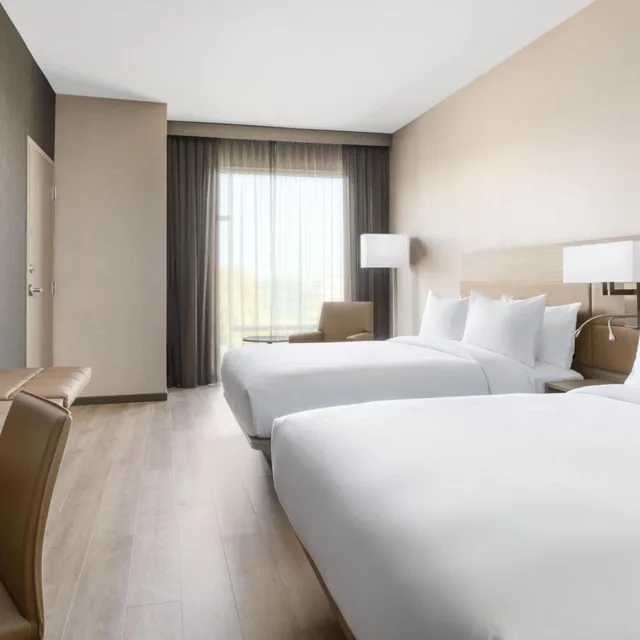 غرفة بسرير كينج وسريرين كوين بحوض استحمام لذوي الإعاقة، AC Hotel by Marriott Raleigh Downtown 1/3