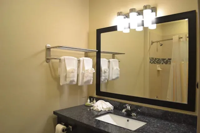 جناح بسرير كينج وسريرين كوين بغرفتي نوم، Red River Inn And Suites 7/7