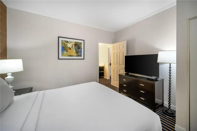 جناح بسرير كوين مع أريكة، Best Western Plus Palm Court Hotel 2/3