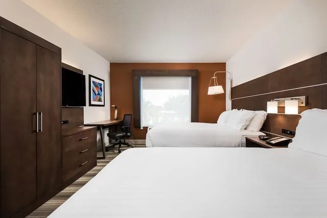غرفة قياسية بسريرين كوين، Holiday Inn Express Hotel And Suites Bartow 2/3