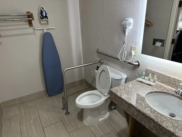 غرفة بسرير كينج لذوي الإعاقة، Quality Inn Ashland, KY 3/4