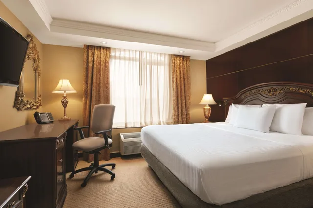 جناح بسرير كينج بحوض جاكوزي، Radisson Hotel Toronto Airport West 1/5