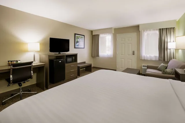 غرفة قياسية بسرير كينج بشرفة، Best Western Milton Inn 3/9