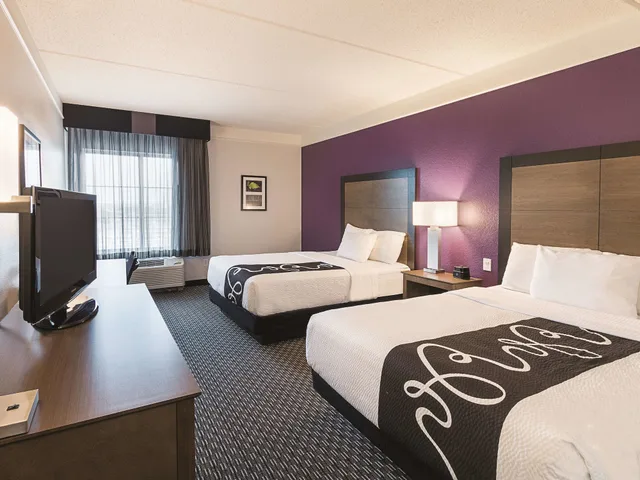 غرفة بسريرين مزدوجين، La Quinta Inn & Suites by Wyndham Arlington North 6 Flags Dr 2/9