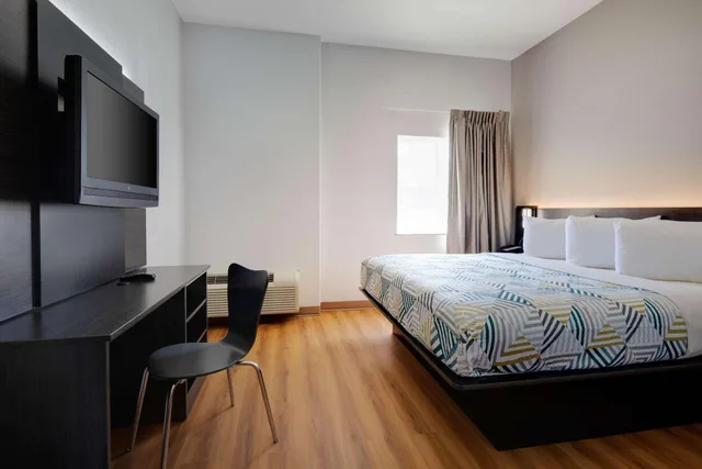1 King Bed - Mobility Accessible Tub Smk، Motel6 San Antonio Tx Airport 1/3