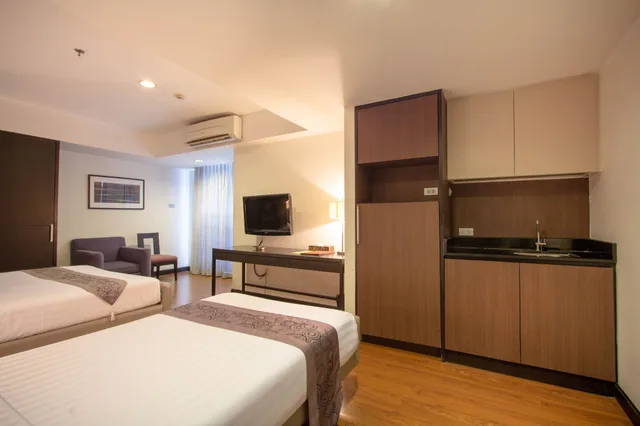 Superior, 1 Queen and 1 Single Bed, Lily Hotel Bangkok 4/6