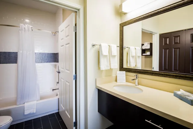 جناح بسرير مزدوج بغرفتي نوم لذوي الإعاقة، Staybridge Suites Plano Frisco 1/2
