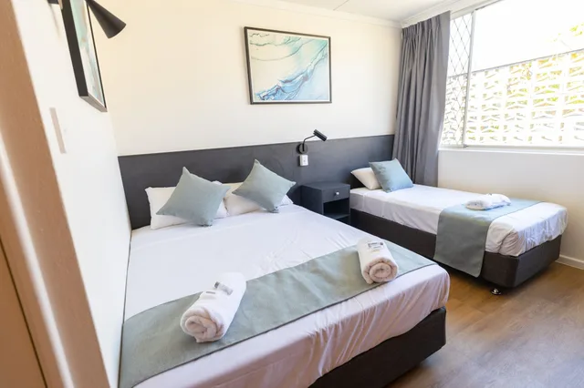 غرفة كلاسيكية ثلاثية بسرير كوين وسرير فردي، The Club Hotel 1/3