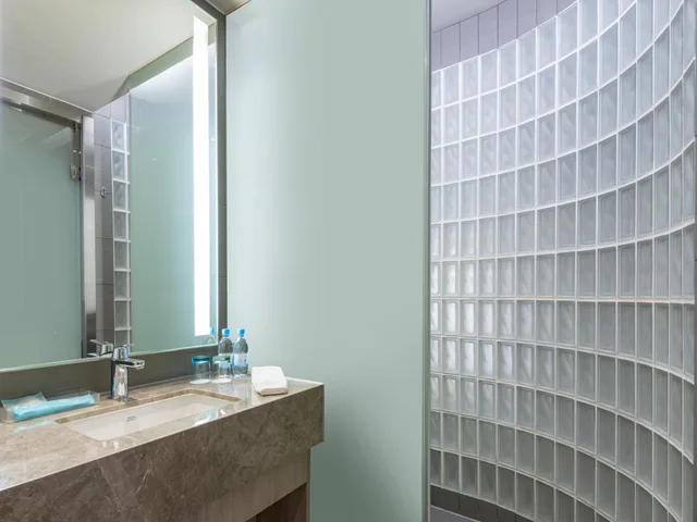 Standard, Queen Bed, Bath and Shower، Holiday Inn Express Hong Kong Mongkok 9/10