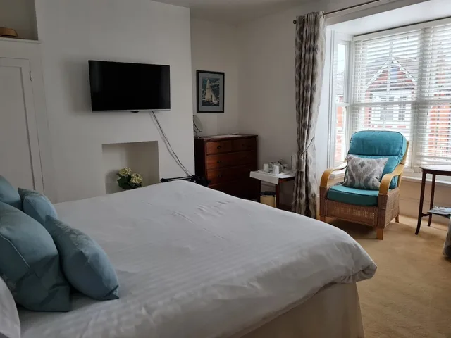 Room 1, Double or Twin Bed, Private Bathroom، Endeavour House 2/4