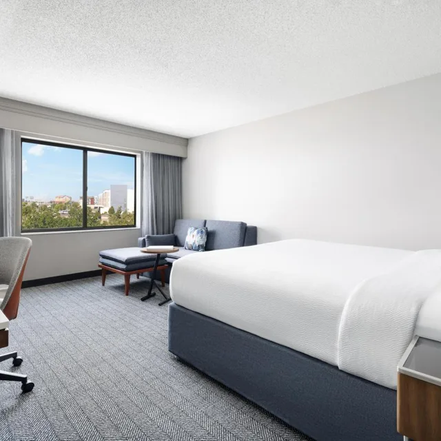 غرفة كبيرة بسرير كينج مع أريكة، Courtyard by Marriott Amarillo West/Medical Center 1/8