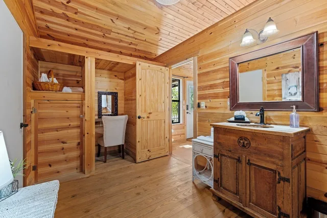 1 Bedroom, Signature, Cabin, King Bed, Hill View, Hot Tub، City on a Hill at Spring Creek 9/9