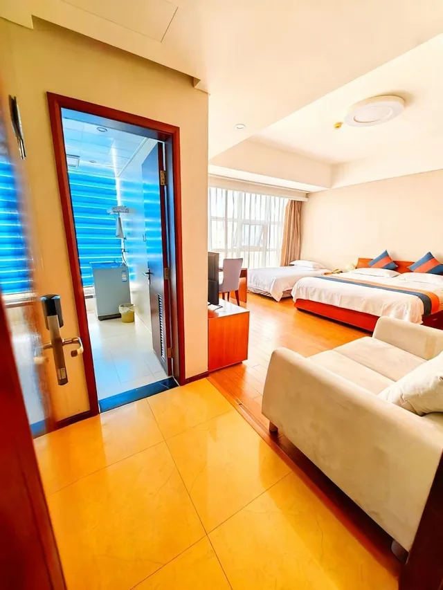 غرفة كومفورت ثلاثية بسرير كوين وسرير فردي، East King Business Hotel 1/3