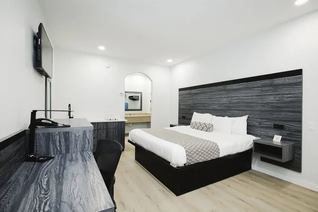 غرفة قياسية بسرير كينج بمطبخ صغير، Sapphire Inn & Suites- Deer Park 2/9