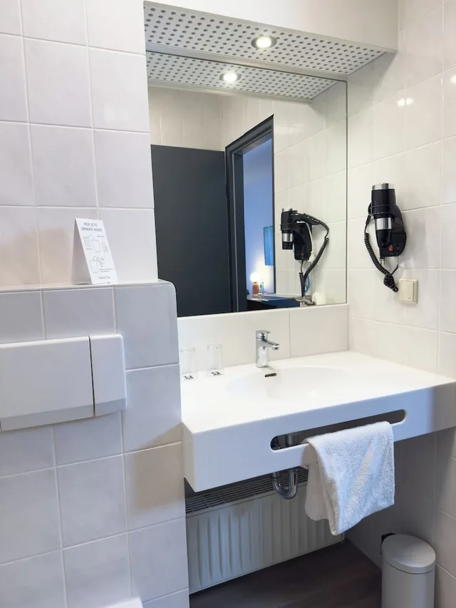 غرفة بسرير كوين، Hotel Frankfurt Airport 5/6