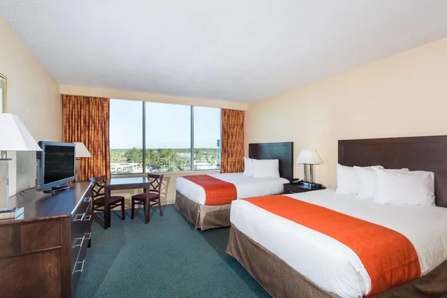 غرفة بسريرين كوين بإطلالة على المسبح، Ramada by Wyndham Kissimmee Gateway 1/3