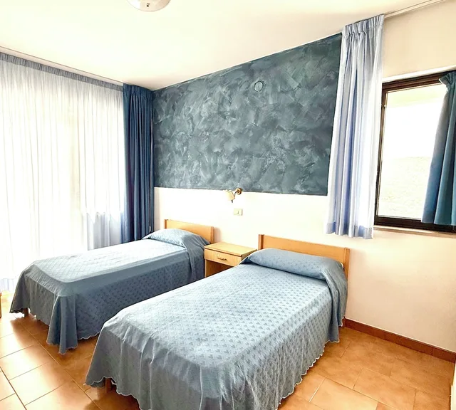 غرفة قياسية رباعية بسرير مزدوج وسريرين منفصلين بغرفة نوم واحدة، Hotel Timiama 1/10