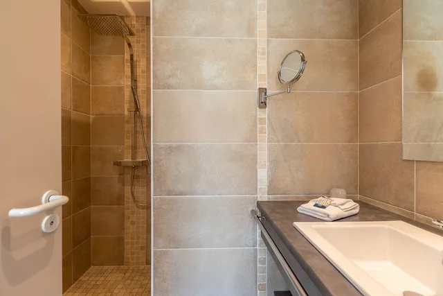 غرفة بسرير مزدوج بإطلالة على المسبح بشرفة، HOTEL L OUSTAL 8/9