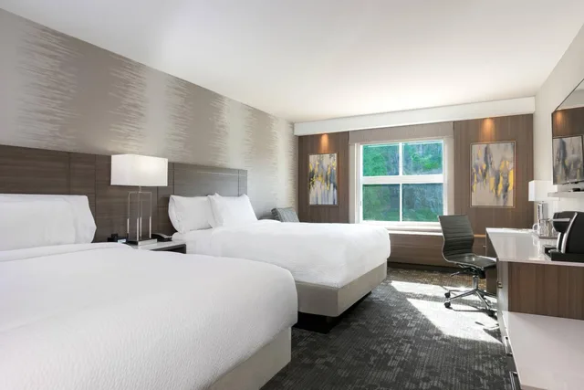 غرفة بسريرين كوين بحوض استحمام لذوي الإعاقة، Courtyard Edgewater Nyc Area 1/4