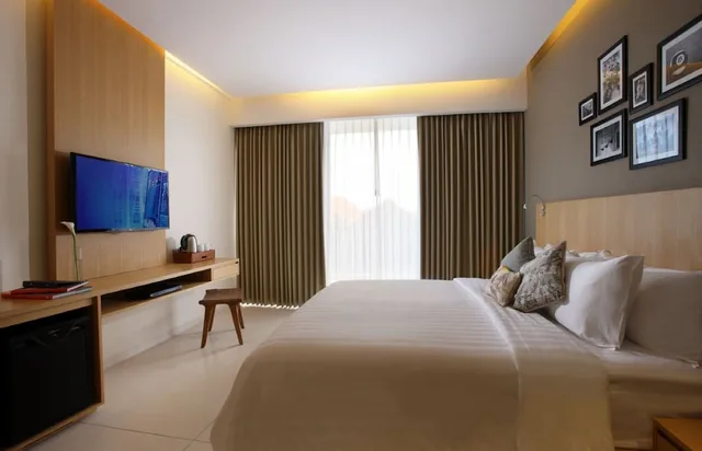 Superior, Queen Bed, Ossotel Legian Bali 2/3