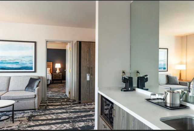 جناح رئاسي بسرير كينج وسريرين كوين لذوي الإعاقة، The Yorktowne Hotel, Tapestry Collection by Hilton 6/6