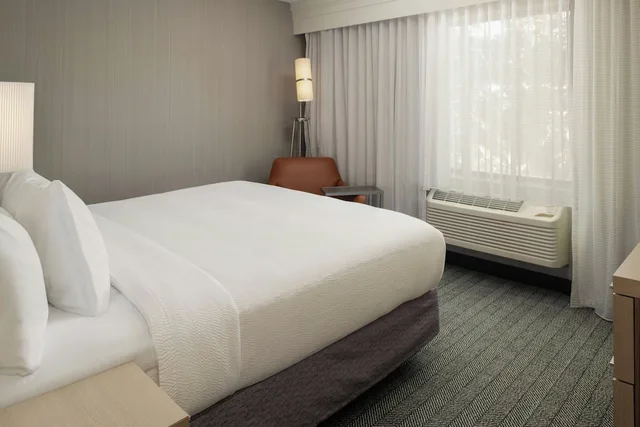 جناح بسرير كينج بغرفة نوم واحدة مع أريكة، Courtyard by Marriott Vacaville 2/4