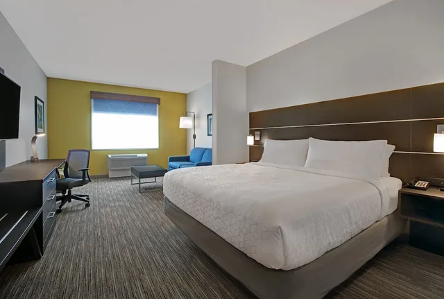 جناح بسرير كينج مع أريكة، Holiday Inn Express & Suites Milwaukee - Brookfield 3/9