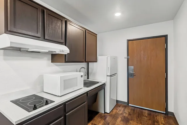 Room, Queen Bed, Bathtub, Accessible, WoodSpring Suites Austin North I-35 5/5