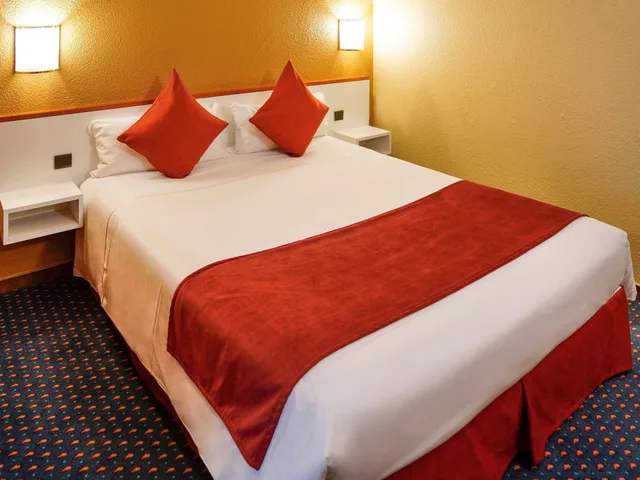 غرفة قياسية بسرير مزدوج وسريرين منفصلين، Mercure Andorra Hotel 4/6