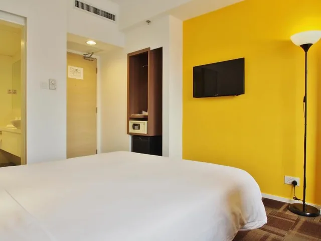 Deluxe Queen, Travelodge Kowloon 3/9