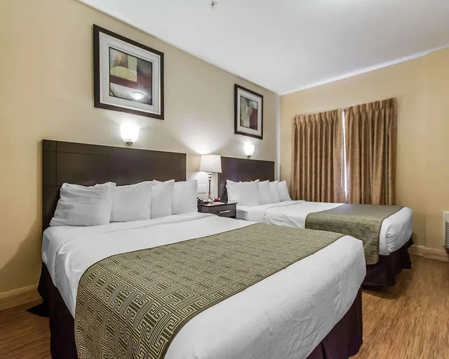 غرفة تقليدية بسريرين كوين، Quality Inn Moncton, NB 2/2