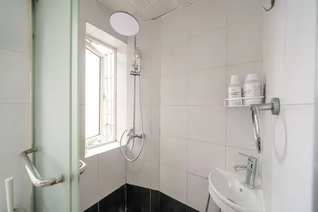 Economy, Apartment, 1 Single and 2 Double Beds، Book and Bed-People's Square 4/10