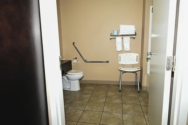غرفة قياسية بسريرين مزدوجين لذوي الإعاقة، Quality Hotel & Conference Centre Peace River 3/3