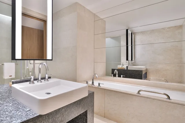 1 Bedroom, Westin, Club, Double Bed, Lake View، The Westin Mumbai Powai Lake (ex Renaissance Mumbai) 3/6