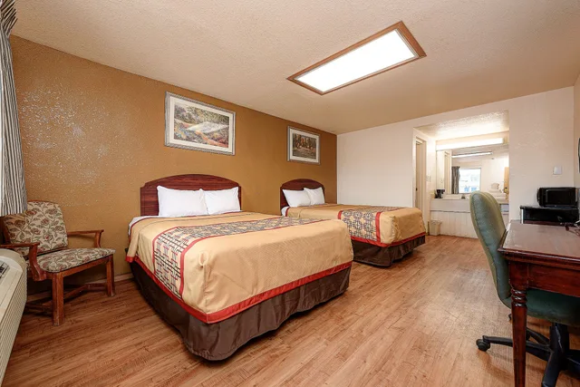 Standard, 2 Queen Beds, Guest Inn Rogers 5/10