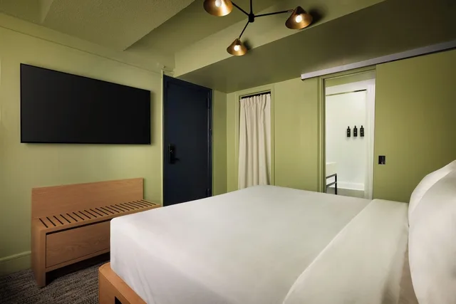 غرفة ديلوكس بسرير كينج، THE ROW NYC HOTEL 4/10