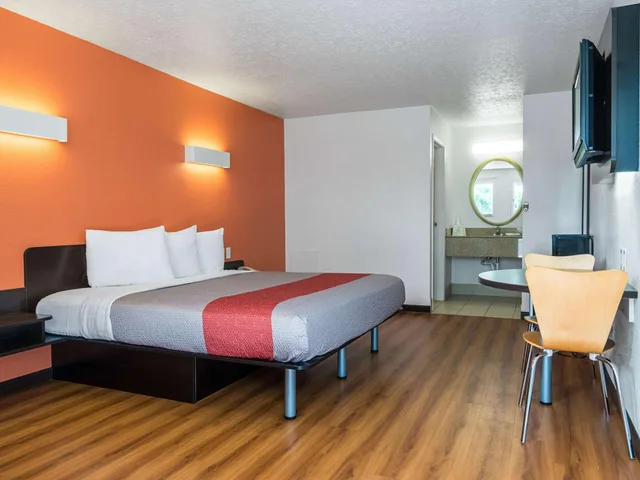 غرفة بسرير كينج للمدخنين، Motel6 Columbus, OH - OSU 1/6